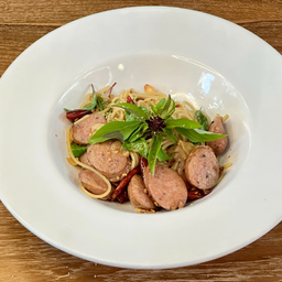 สปาเก็ตตี้ผัดพริกแห้งไส้กรอกพริกไทยดำ