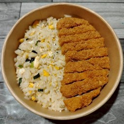 ข้าวผัดไข่-ไก่ทอด (สะโพก)