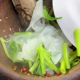 ตำเส้นใหญ่ปลาร้าลูกชิ้นปลา