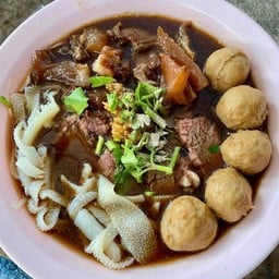 ก๋วยเตี๋ยวเนื้อตุ๋นเอ็นวัว กล้ามโต (En Wua Beef Noodle) บ้านดู่