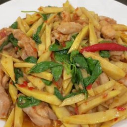 กระเพราไก่ใส่หน่อไม้