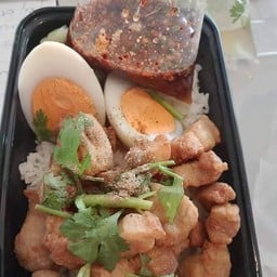 หมู3ชั้นทอดน้ำปลาไข่ต้มราดข้าว