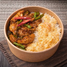 ข้าวไก่ชิ้นผัดพริกแกงใต้ (โปรตีน 19g)