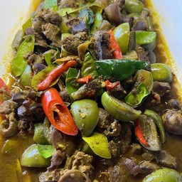 เครื่องในไก่ผัดพริกแกงใต้