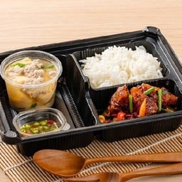 ปิ่นโต 10 หมูกรอบผัดพริกเผา + แกงจืดเต้าหู้ + ข้าวหอมมะลิ