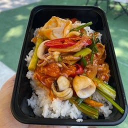 หมึกผัดไข่เค็มราดข้าว