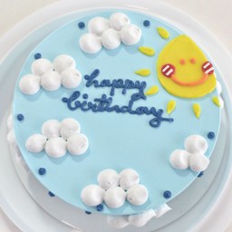 เค้กวันเกิด (วิปครีม)เค้กวนิลา ไส้ซอสสตอเบอรี่ไซส์1 P พื้นฟ้าก้อนเมฆ