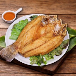 ปลากะพงทอดน้ำปลา ( Deep-Fried Sea Bass with Fish Sauce )