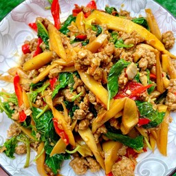 กะเพาหมูสับหน่อไม้..เป็นกลับข้าว