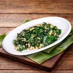 ใบเหลียงผัดไข่ ( Stir-Fried Baeng Leaves with Egg )