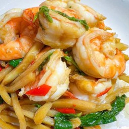 กระเพรากุ้งใส่หน่อไม่