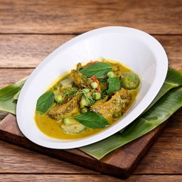 แกงเขียวหวานปลาสลิด ( Green Curry with Crispy Gourami Fish )