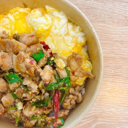 กระเพราไก่ + ไข่ข้น