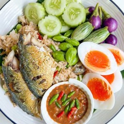 ข้าวคลุกน้ำพริกกะปิผักทอดปลาทูทอด