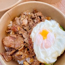 หมูทอดกระเทียม + ไข่ดาว