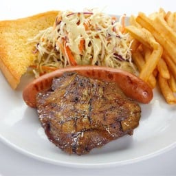 สเต็กคอหมูย่างกระเทียมพริกไทยดำ + ไส้กรอก