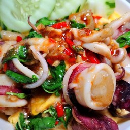 ข้าวกะเพราหมึกไข่