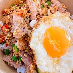 หมูชิ้นคั่วพริกเกลือ + ไข่ดาว