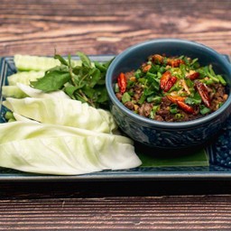 ลาบหมูคั่ว ผักสด (Larb Muu Khua)