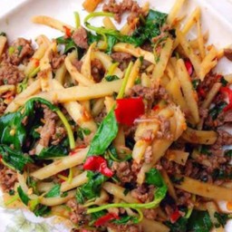 กระเพราหมูสับใส่หน่อไม้