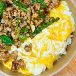 กระเพราหมูสับ + ไข่ข้น