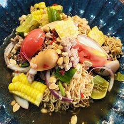 ยำมาม่าหมูสับ