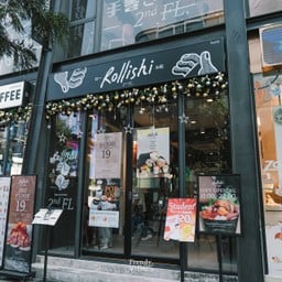 ตัวร้านตั้งอยู่ใจกลาง Siam Square Block I ชั้น 2 แวะกินซูชิชิล ๆ ได้เลย
 