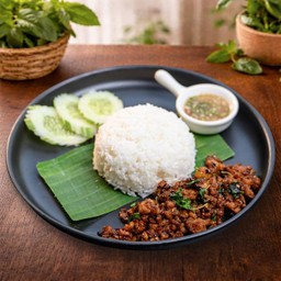 ข้าวกะเพราหมูสับพริกคั่ว ( Holy Basil Stir-fry with Minced Pork & Roasted Chilies )
