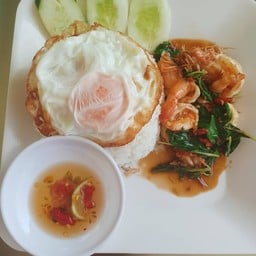 ข้าวกะเพรากุ้ง