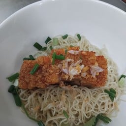 บะหมี่หมูกรอบ