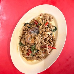 กะเพราไข่เยี่ยวม้า