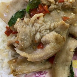 กะเพราสามชั้นสไลด์ (เป็นกับข้าว)