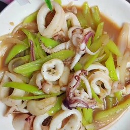 ผัดพริกหยวกหมึกราดข้าว