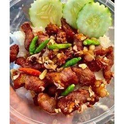 ข้าวหน้าหมูทอดกะเทียมแถมฟรีไส้กรอก 2 ชิ้น