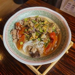 ขนมจีนน้ำใส กะเพราพริกแห้ง ต้มแซ่บ ข้าวไข่เจียว