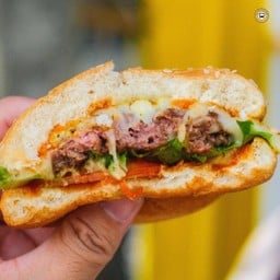 นั่งยางเบอร์เกอร์ Food Truck ตรงข้ามตลาดสดดอนพรหม))