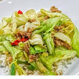 ผัดกะหล่ำหมูสับราดข้าว