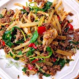 ผัดกระเพราหมูสับหน่อไม้ดอง