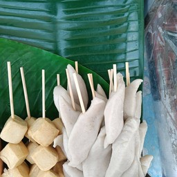 ลูกชิ้นปลาพร้อมน้ำจิ้ม