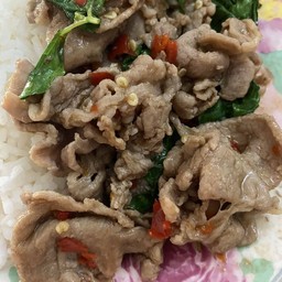 กะเพราสันคอหมูสไลด์ (เป็นกับข้าว)