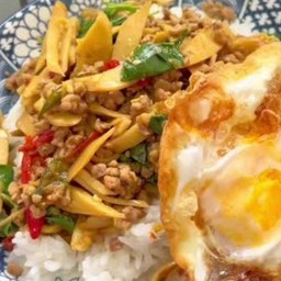 กระเพราหน่อไม้ไข่ดาว