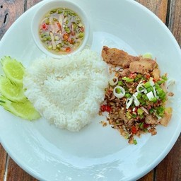 ข้าวสามชั้นคั่วพริกเกลือ