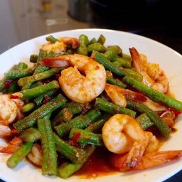 ผัดพริกแกงกุ้งราดข้าว