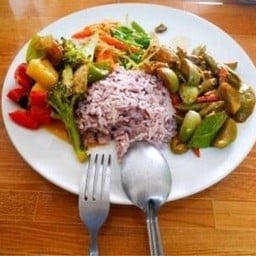 ข้าวราดแกง 3 อย่าง(เลือกกับข้าวจากในเมนูได้เลยค่ะ)