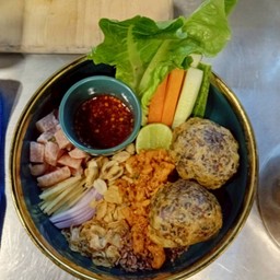 ยำแหนมข้าวทอด