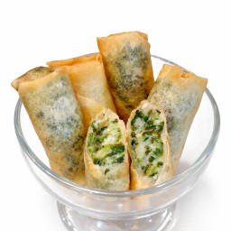 โรลผักโขมชีส Spinach with cheese spring rolls