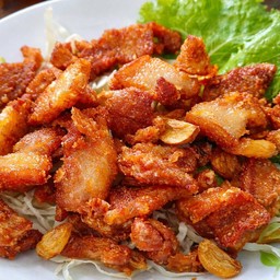 สามชั้นทอดกระเทียม