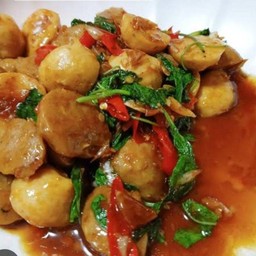 กระเพราลูกชิ้น