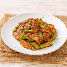 ผัดพริกแกงไก่ราดข้าว