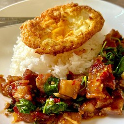 กะเพราหมูกรอบ